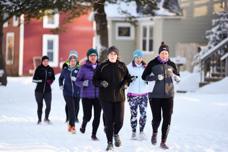 women running in winter
